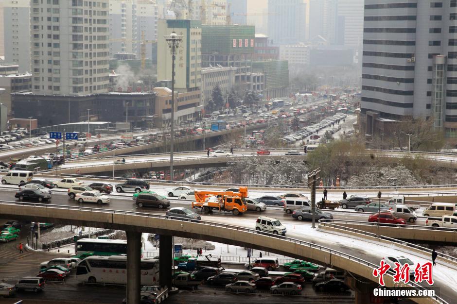 西寧：降雪結(jié)冰致部分道路成“停車場”[組圖]