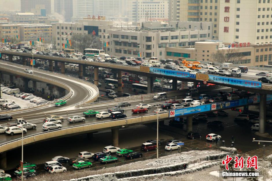 西宁：降雪结冰致部分道路成“停车场”[组图]