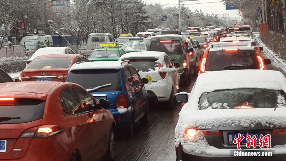 西寧：降雪結冰致部分道路成“停車場”[組圖]