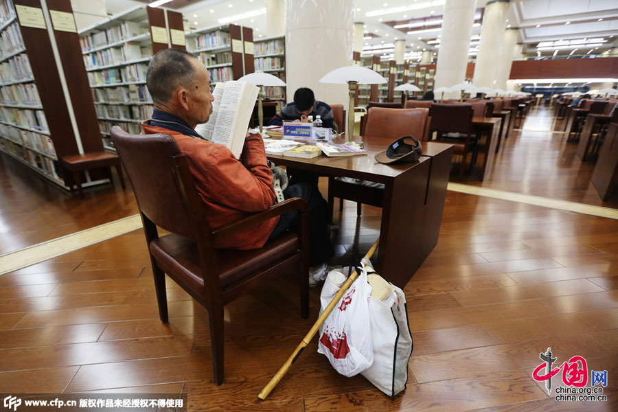 【图片故事】“最温暖图书馆”里的拾荒者
