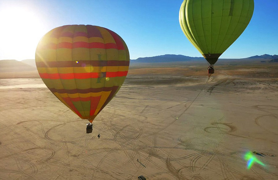 美極限愛好者秀絕技：在高空熱氣球間“盪鞦千”[組圖]