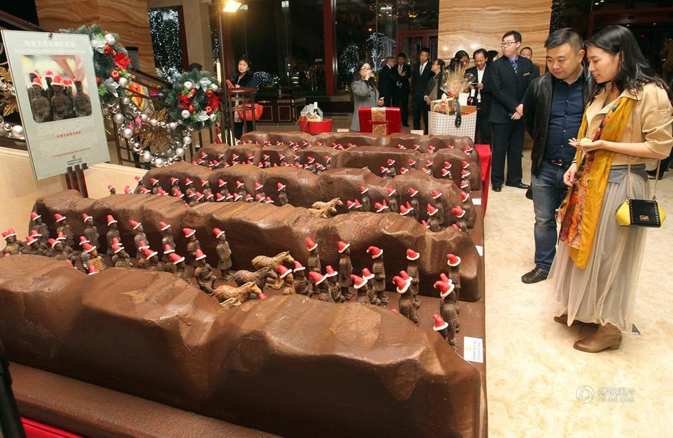 巧克力“兵馬俑”頭戴聖誕帽過洋節