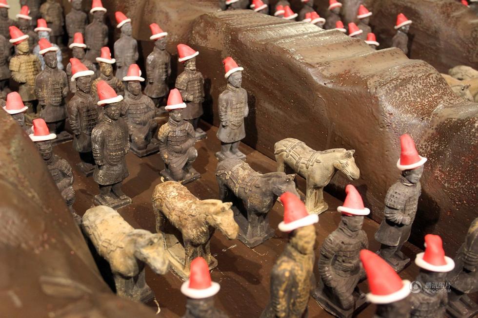 巧克力“兵馬俑”頭戴聖誕帽過洋節