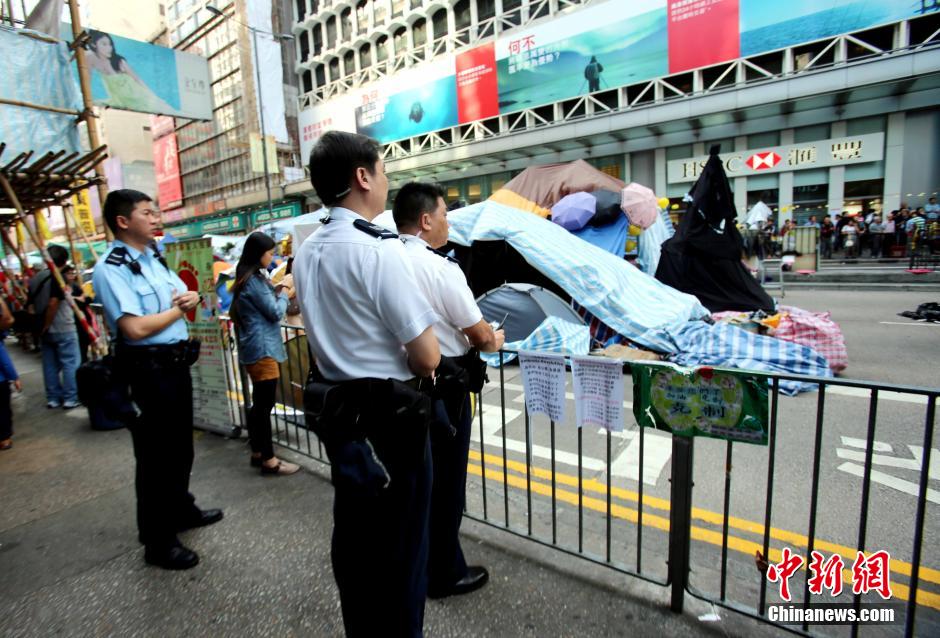 律師在香港旺角佔領區張貼禁制令
