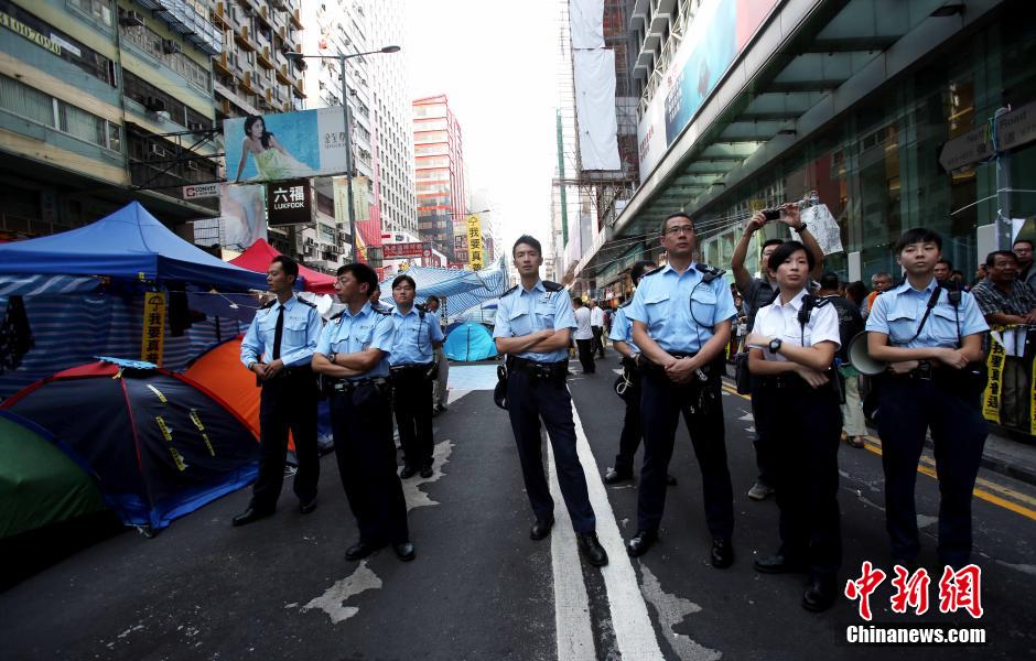 律師在香港旺角佔領區張貼禁制令