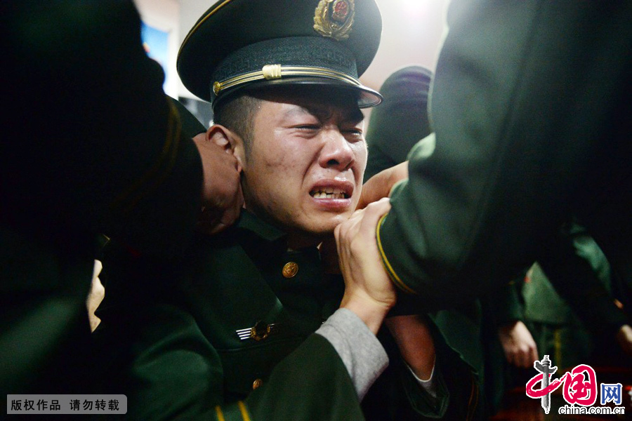 图片描述：11月23日，武警上海总队一支队十中队，战友将一名即将退役的老兵的肩章摘下。