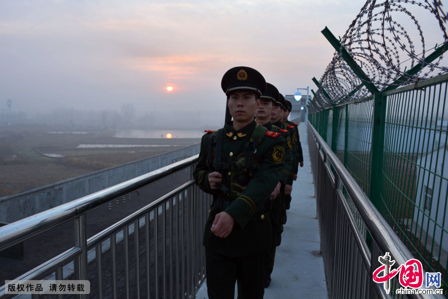 图为11月21日，武警滁州支队即将退伍的5名老兵最后一次巡逻。中国网图片库 刘仕琪/摄