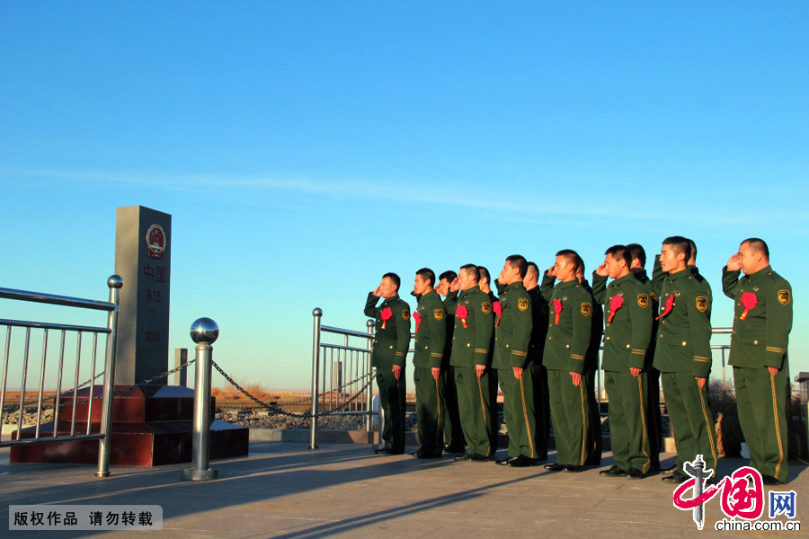 图为11月24日，二连浩特边防检查站的退伍老兵向界碑敬礼告别。 