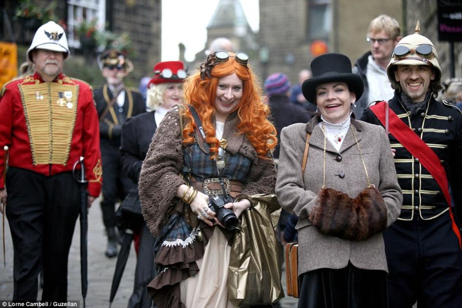 英国举行蒸汽朋克艺术节 复古科幻服饰布满街头