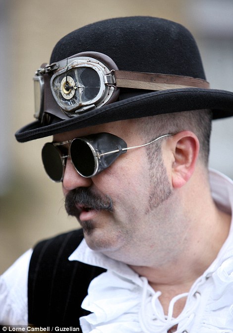 英国举行蒸汽朋克艺术节 复古科幻服饰布满街头