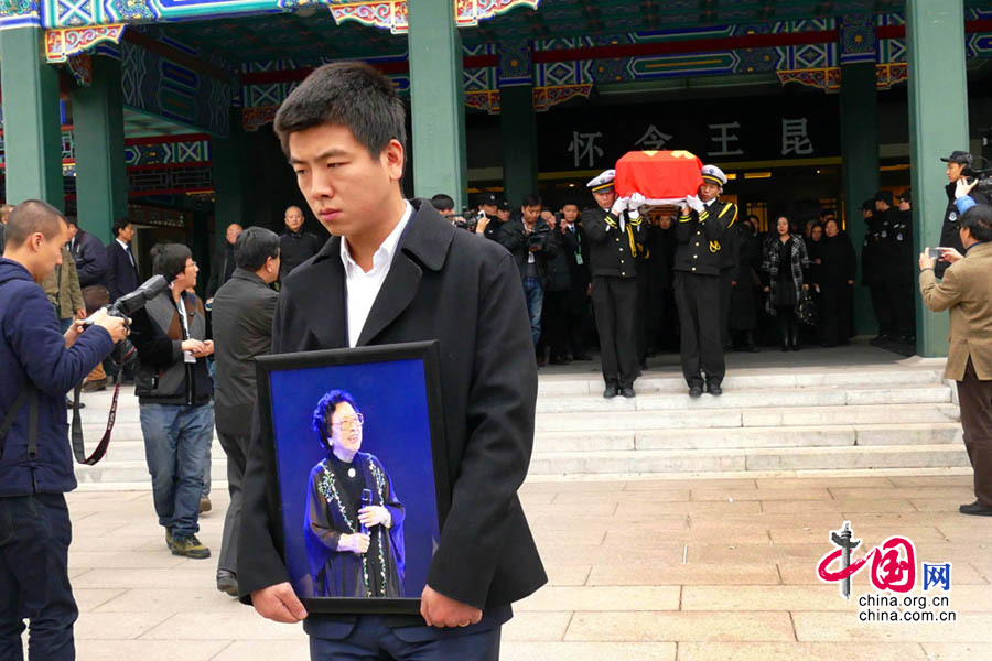 11月27日，已故著名歌剧表演艺术家王昆追悼会在北京八宝山举行现场。