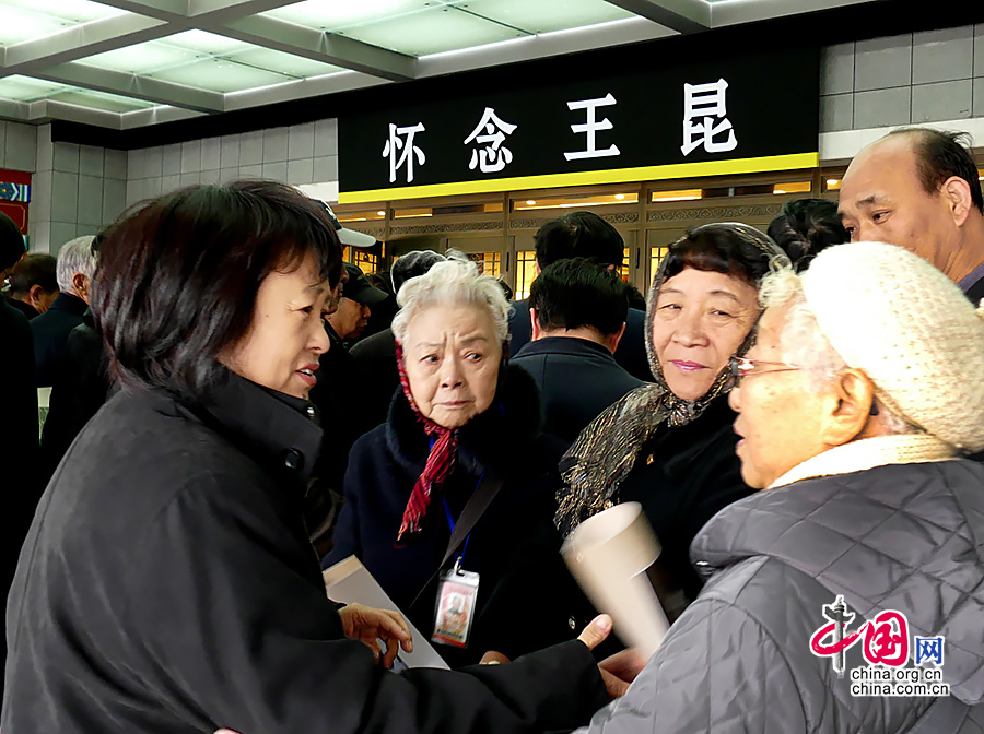 11月27日，王昆追悼會在北京八寶山舉行。朱明瑛現身追悼會進行了悼念。