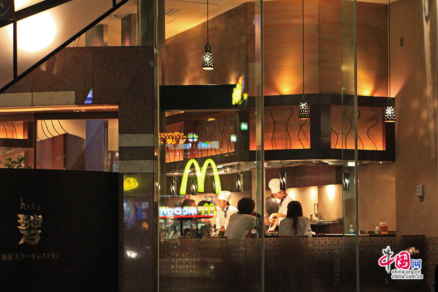 日式铁板烧的琉璃上反射出对面的麦当劳餐厅