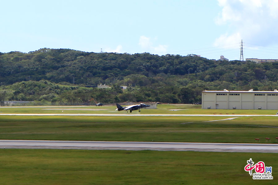 正在降落的战斗机和