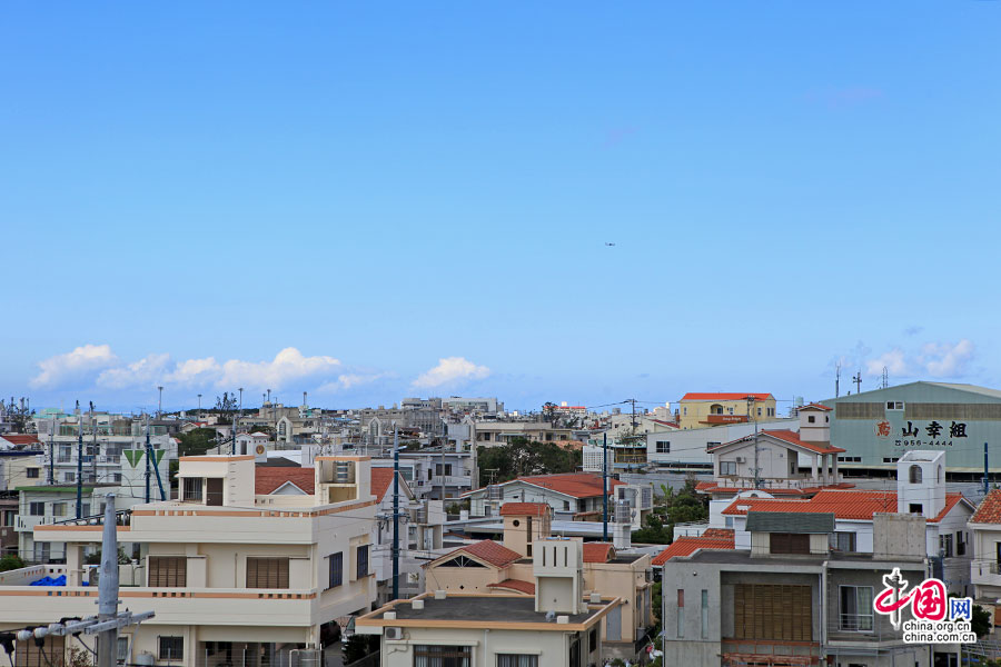 美军基地四周的居民区密集