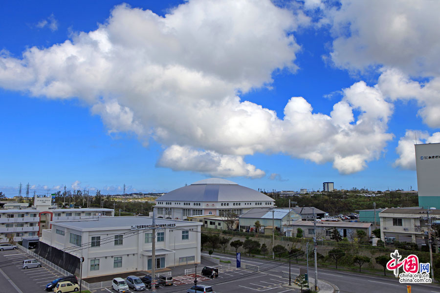 美军基地四周是密集的居民区