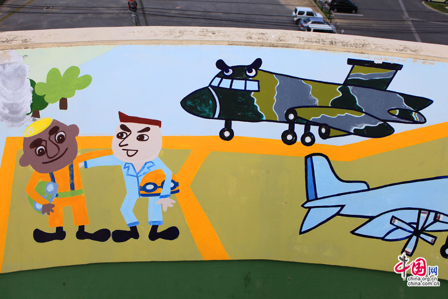 观望平台上的卡通画描绘并美化了美军与冲绳人民的关系