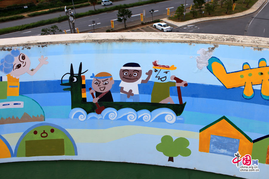 观望平台上的卡通画描绘并美化了美军与冲绳人民的关系