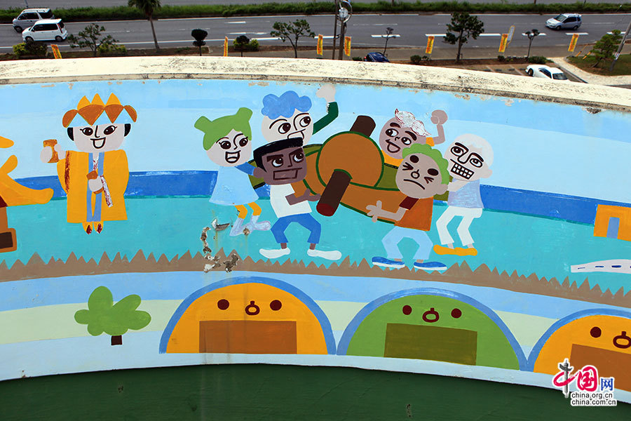 观望平台上的卡通画描绘并美化了美军与冲绳人民的关系