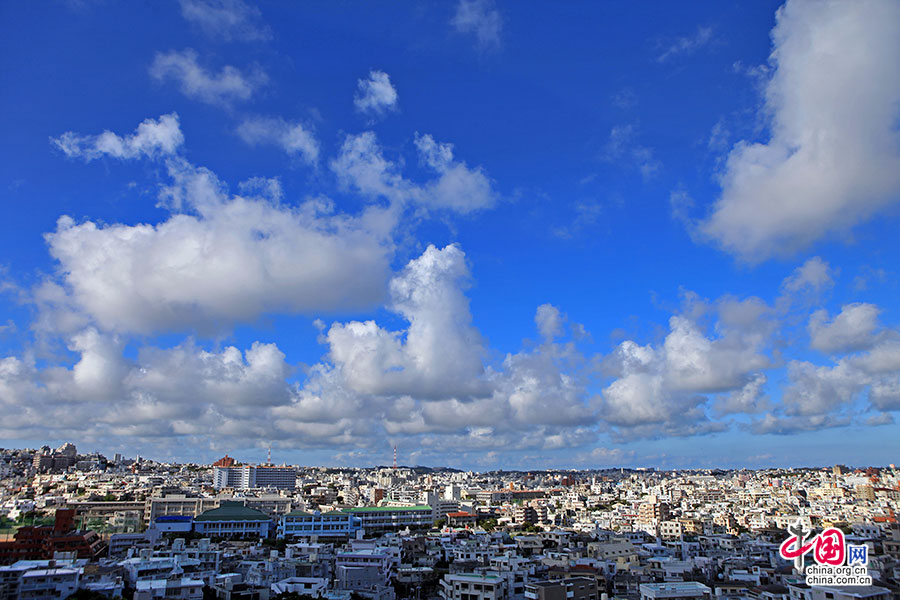 阳光下的那霸市全景