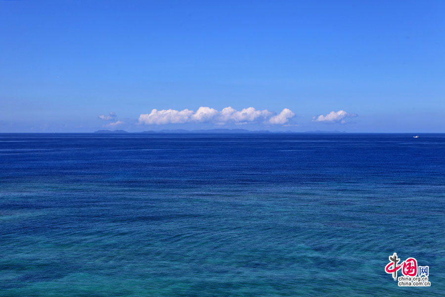 失去阳光的海水变得蔚蓝