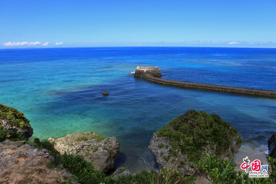 一条细细的栈道通到海中央