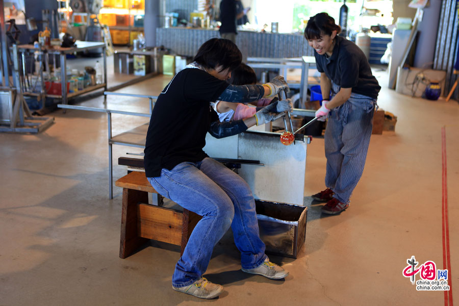 工房内的游客正参与制作玻璃工艺品