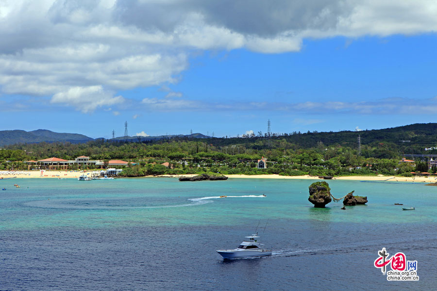 万座毛拥有金黄色的沙滩