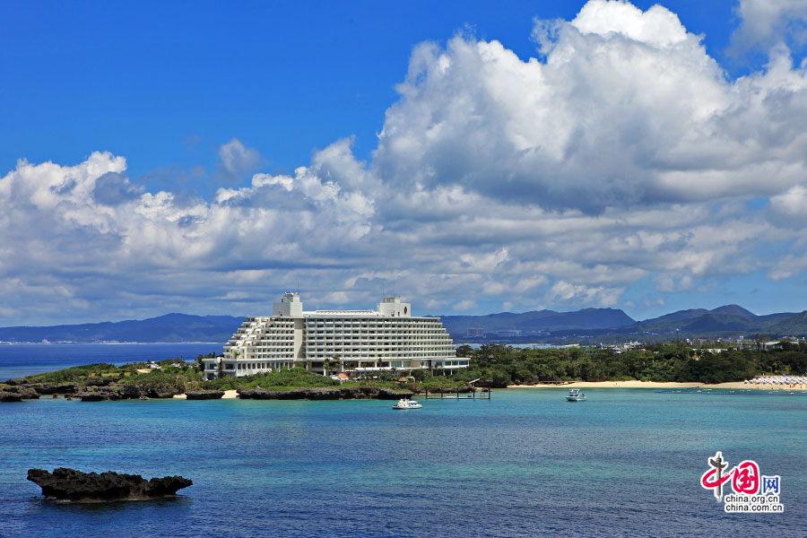 万座毛全日空酒店如一艘邮轮泊在港口