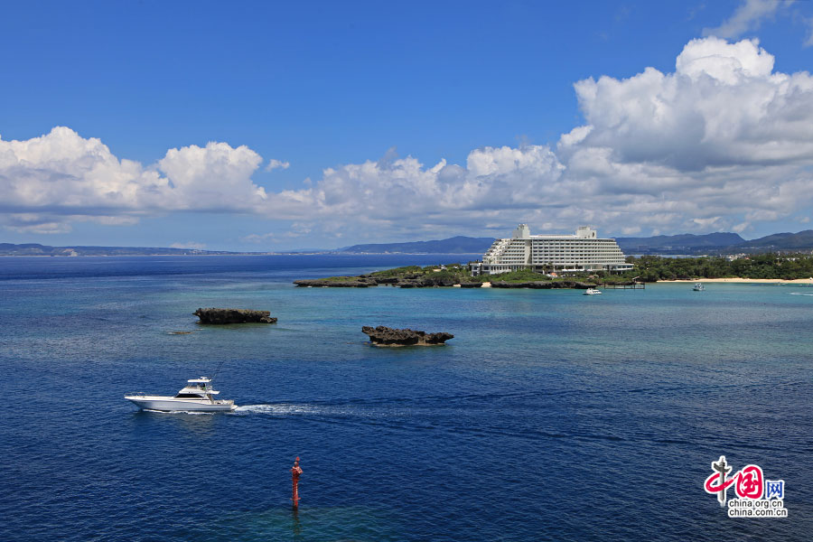 邮轮在这片或绿或蓝阴晴不定的海间徜徉