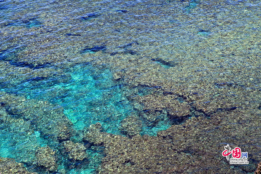 海水深浅与阳光明暗都为海水增添了一种极致的色彩