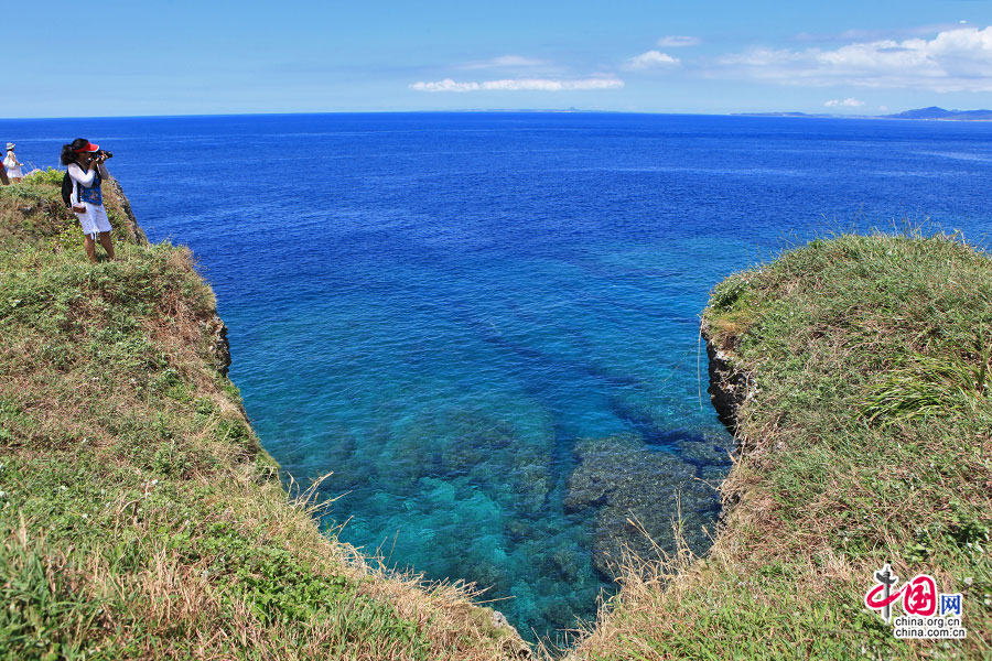 凹凸起伏的海岸悬崖下是各种珊瑚礁