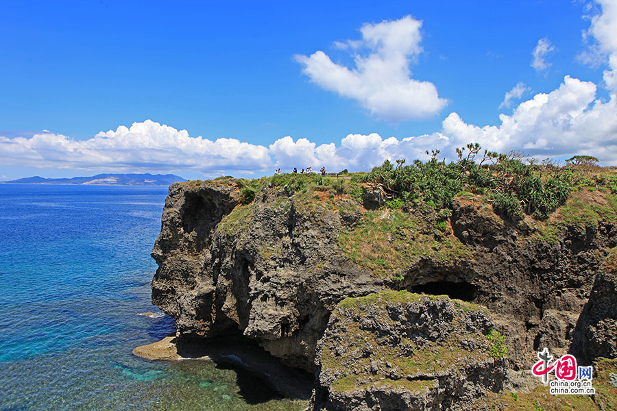 万座毛悬崖边的海