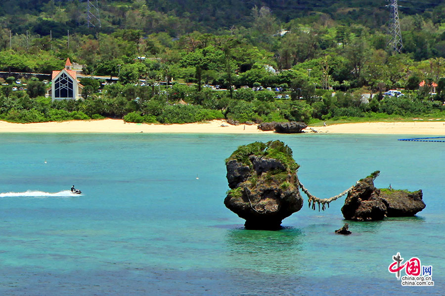 海中央的夫妻岩小神社