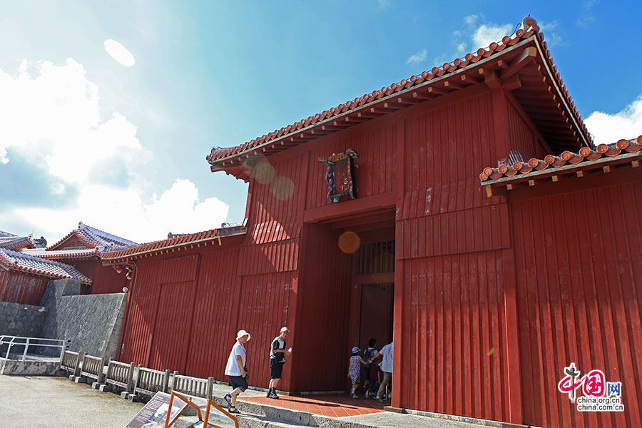 进入皇居还要通过最后一道防卫墙，遍体朱红的广福门