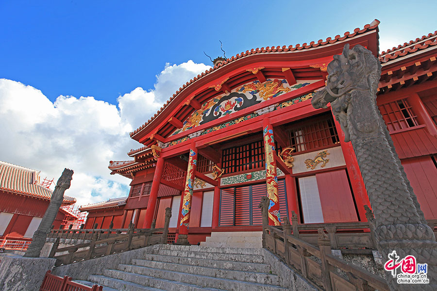 首里城正殿是广场上最醒目最华美的建筑，是昔日琉球国王的王宫