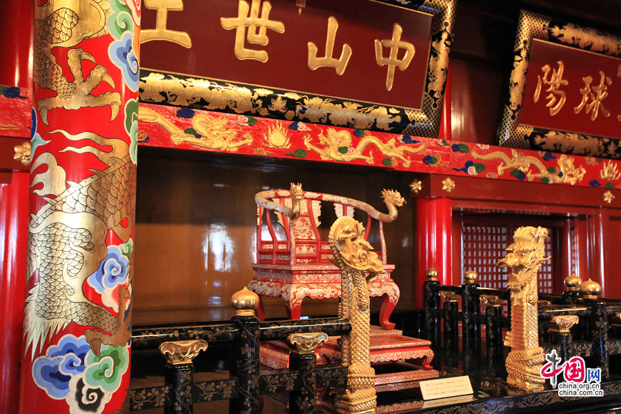 主殿中央是琉球国王的宝座，上有蟒龙头装饰着把手