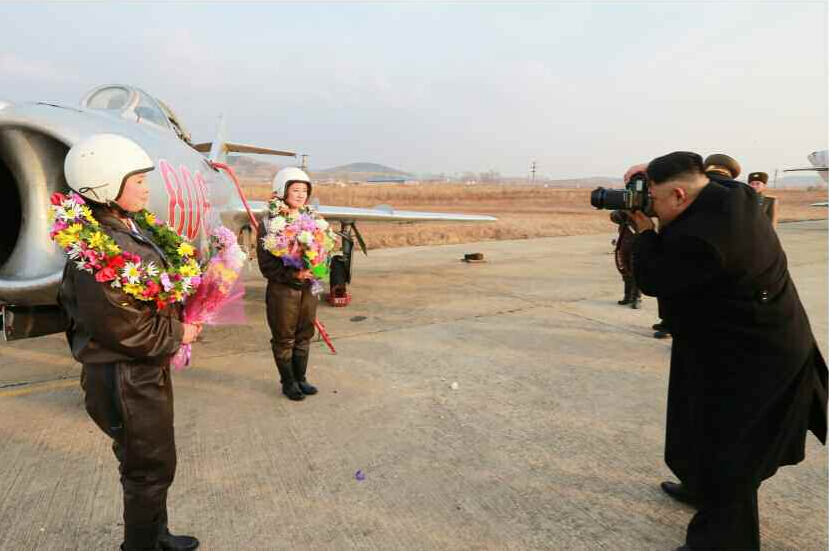 金正恩视察空军 拿起单反为女飞行员拍照[组图]