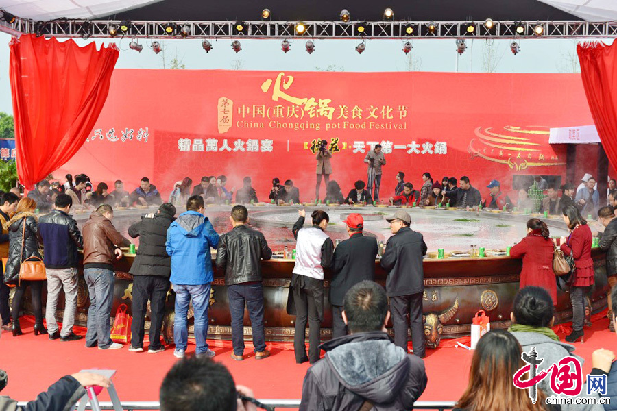 11月27日，市民品尝“天下第一大火锅”美食。 中国网图片库 周会摄影