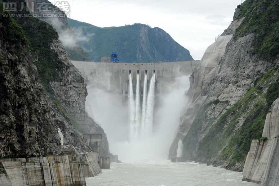 高峡出平湖 雅砻江锦屏水电站建成投产