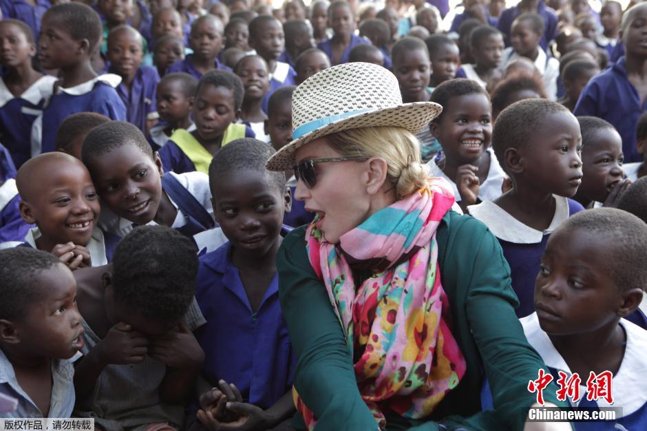 麥當娜探訪非洲難民 與孩童坐地熱聊送關懷
