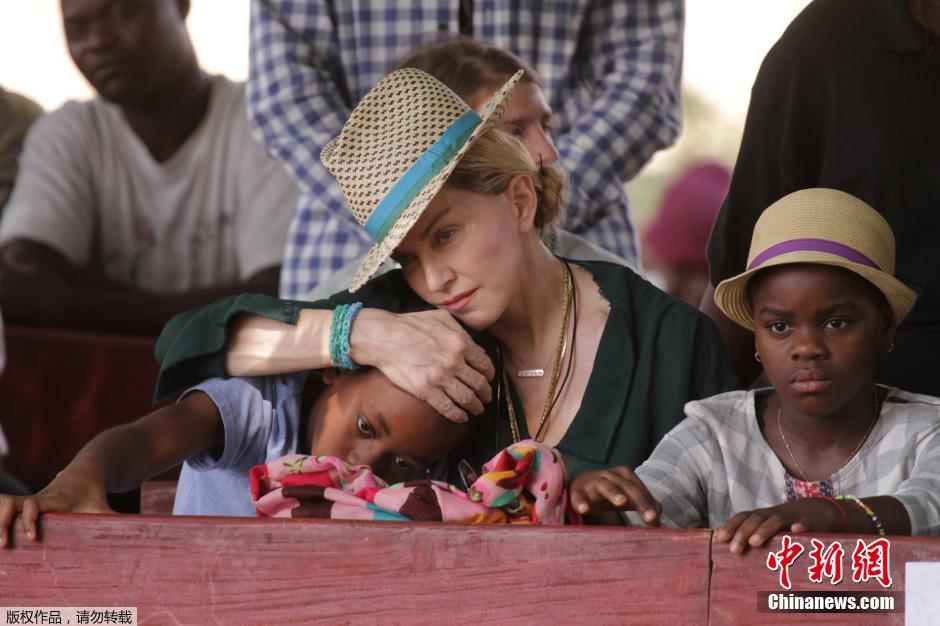 麥當娜探訪非洲難民 與孩童坐地熱聊送關懷