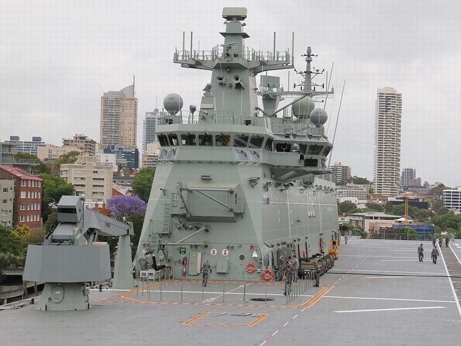 澳大利亞最大軍艦堪培拉號準航母入役[組圖]