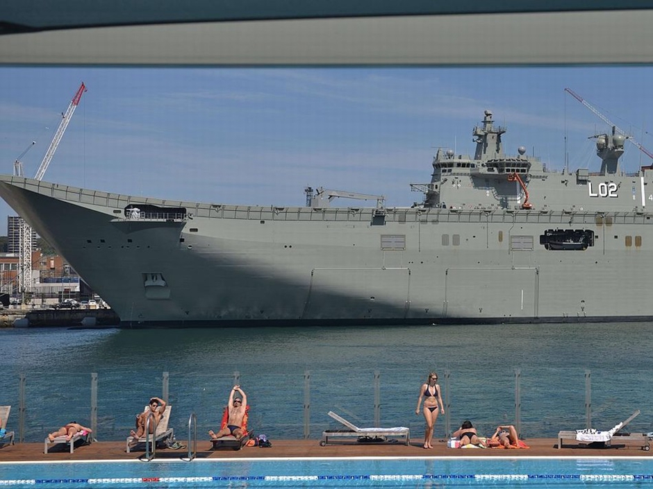 澳大利亚最大军舰堪培拉号准航母入役[组图]