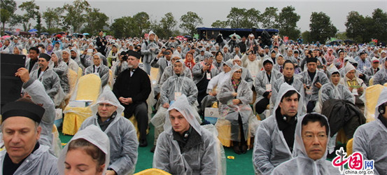 千余名來自海內外的代表、嘉賓及媒體記者在雨中參加開幕式