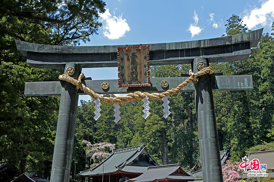 二荒山神社鸟居上方横梁微翘，是受唐风的影响