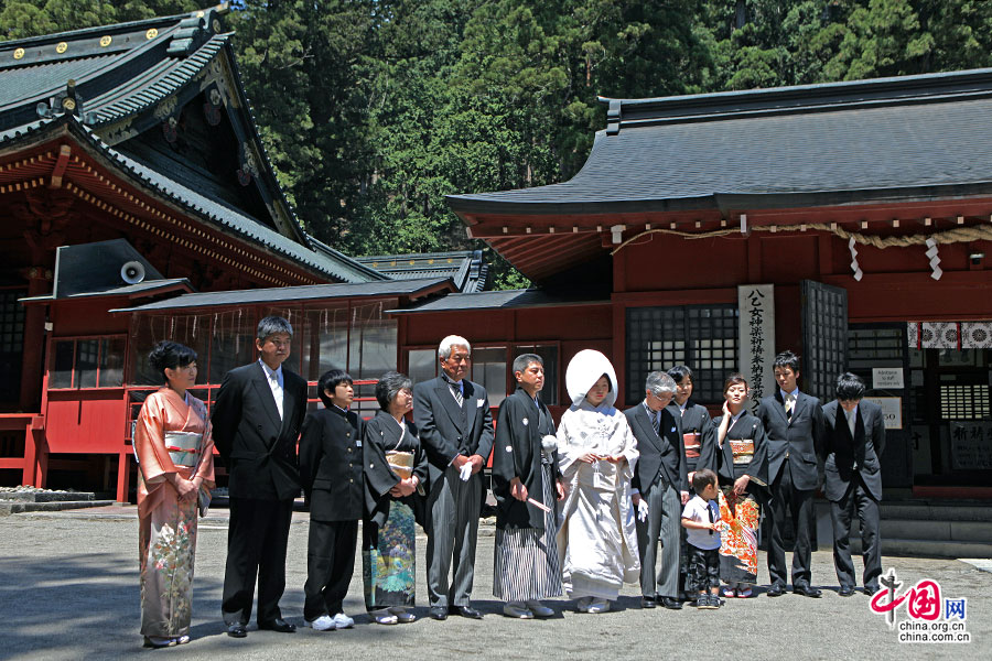 神社内正举行一场传统婚礼