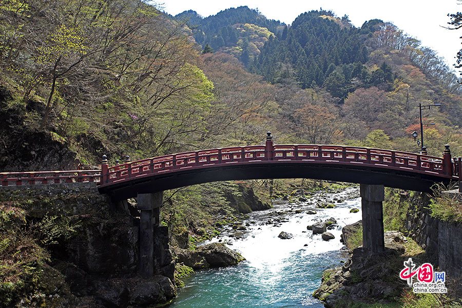 神桥为弓型木桥长28米，宽7.4米