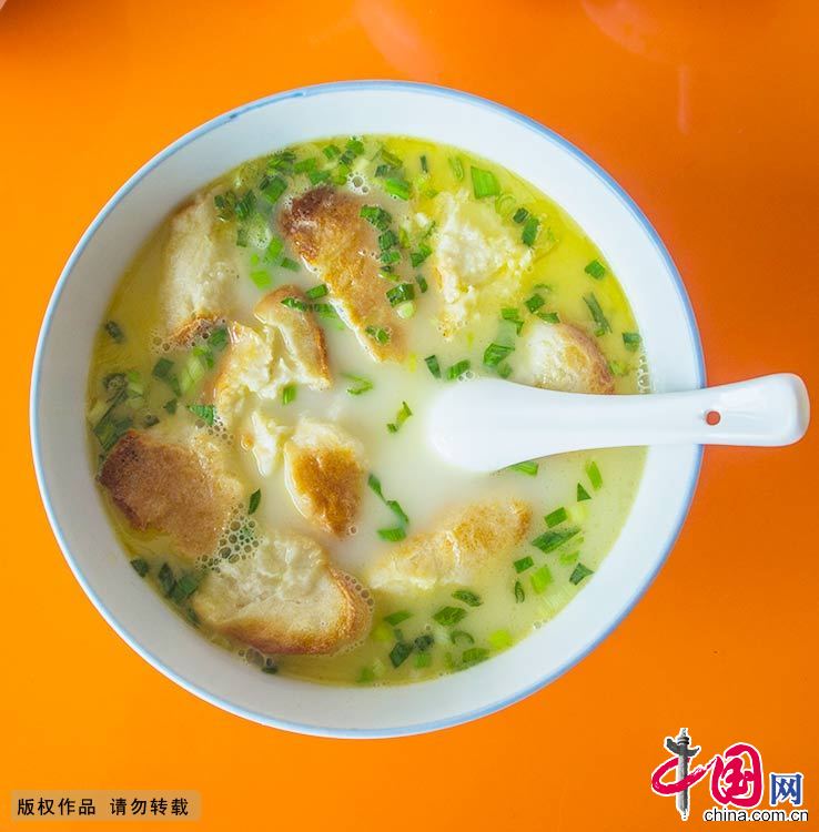 泡在羊肉汤里的京江脐香味袭人。中国网图片库 封疆江/摄 