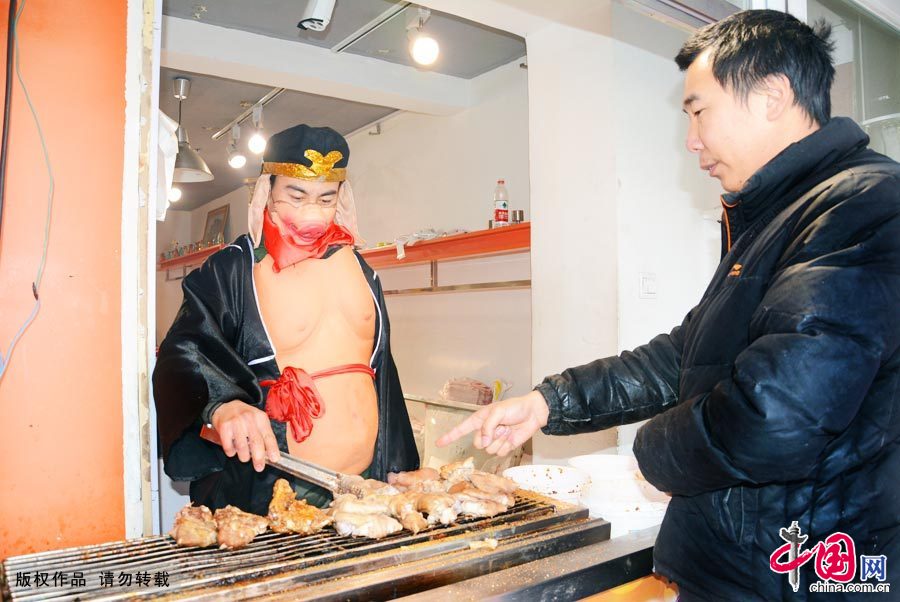 80后扮“二师兄”卖烤猪蹄 自烤自销时入3000[组图]